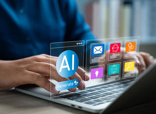 Investidor iniciante em criptomoedas estudando as bases do trading automatizado com IA
