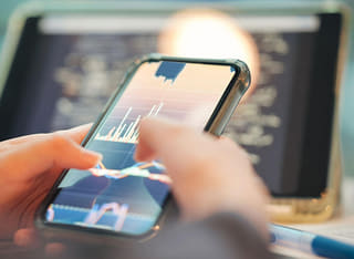 Investidor conferindo o procedimento transparente de retirada e transferência de fundos