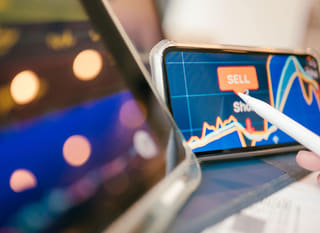 Trader em diversos mercados avaliando opções de Bitcoin, Ethereum e forex