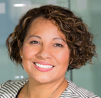 Claire Ashford, chefe de compliance em regulamentação financeira, retratada