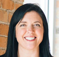 Sophie Hartwell, líder do suporte ao cliente, em retrato da equipe de atendimento